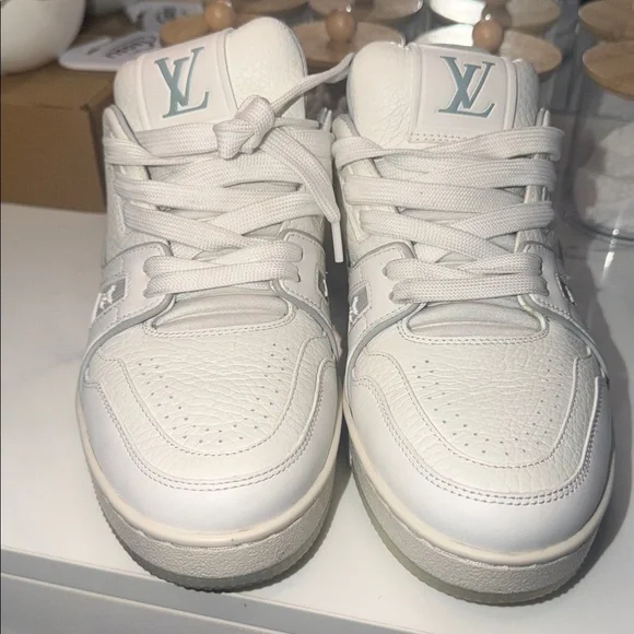 Louis Vuitton Off-White/Tan Signature Low-Top Sneakers - Picture 6 of 6